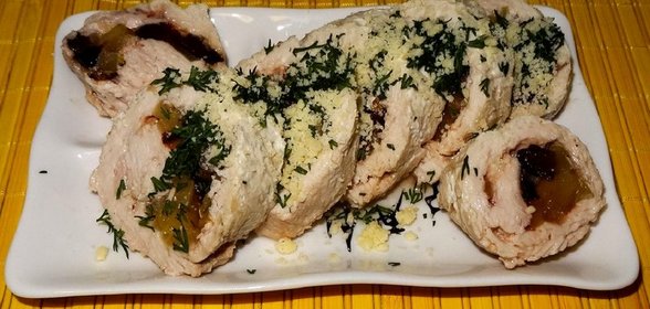 Рулет из индейки с начинкой из яблок и чернослива