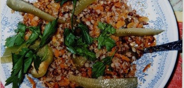 Рагу из рассыпчатой гречки с солеными огурчиками