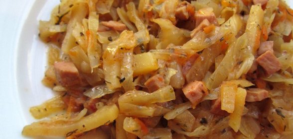 Квашеная капуста, тушеная с сосисками по‑венгерски
