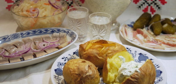 Картошка, запеченная на соляной подушке и сырно-сметанный соус к ней