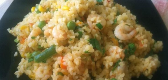 Булгур с креветками и овощами