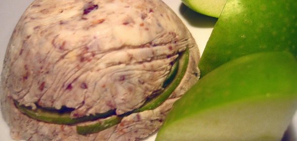 Террин из горгонзолы с каштанами, яблоками и грецкими орехами