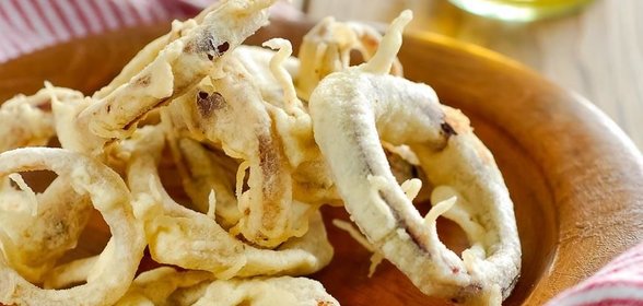 Лук в кляре с сырным соусом