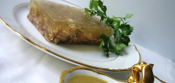 Любимый холодец моего мужа (мой вариант один из тысячи) +его любимая ядреная горчичка