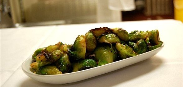 Брюссельская капуста с соусом из черных бобов