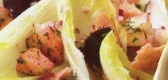 Копченая семга со свеклой, яблоками и укропом