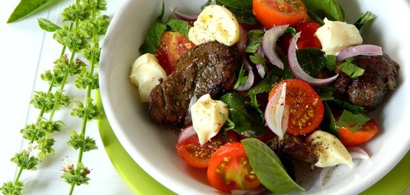 Теплый салат с куриной печенью и сливочным сыром