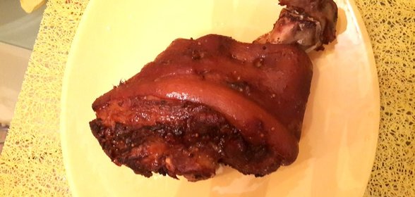 Свиная рулька, маринованная в темном пиве, «вепрево колено»