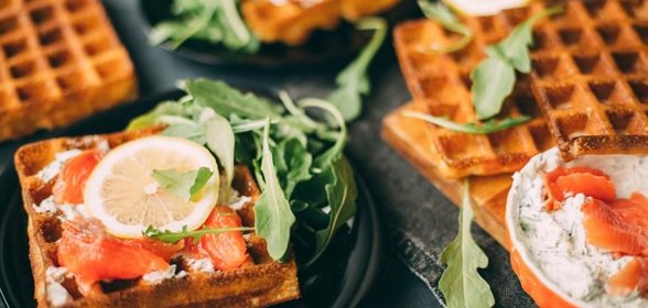 Вафли с лососем, соусом и рукколой