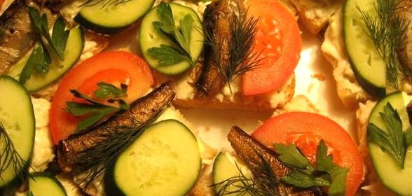 Бутерброды со шпротами и чесноком