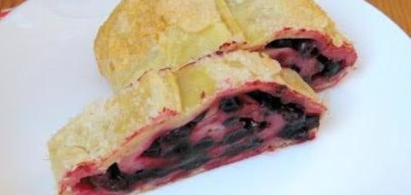 Штрудель с черной смородиной