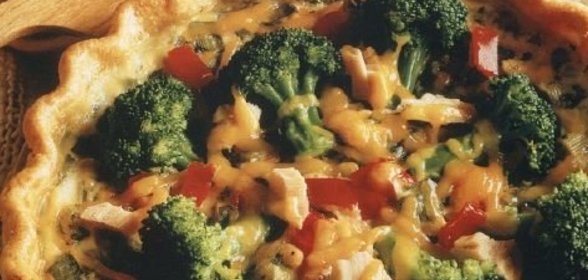 Открытый пирог с брокколи и тунцом