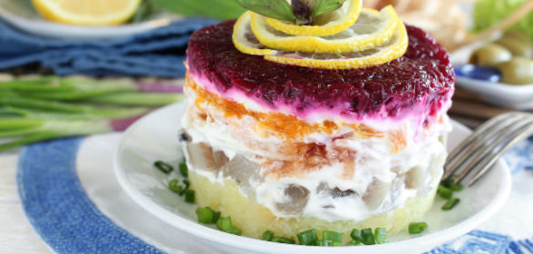 Консервированные кальмары с яйцом и луком.