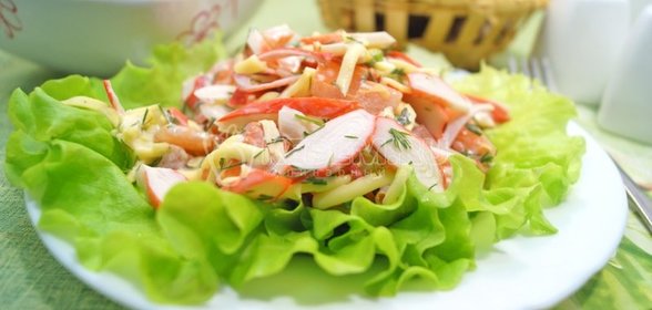 Салат с крабовыми палочками и сыром