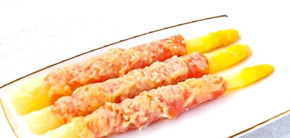 Спаржа, запеченная с беконом и сыром