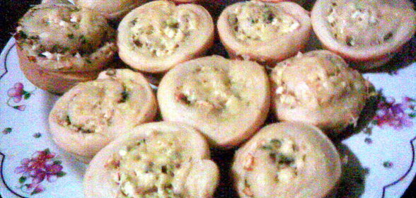 Дрожжевые завитушки с болгарской брынзой, зеленью и сыром