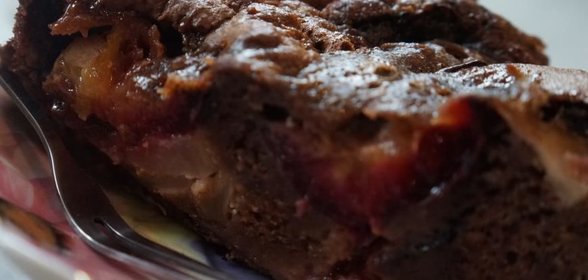 Шоколадная шарлотка с яблоками, сливами и творогом