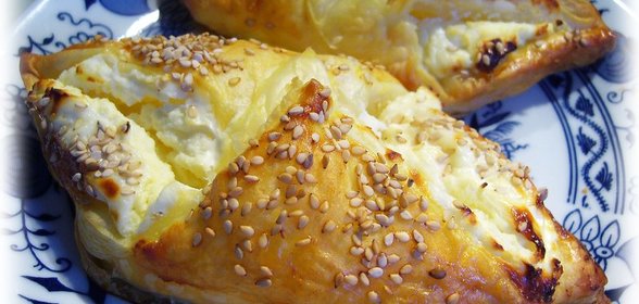 Слойки с двумя сырами