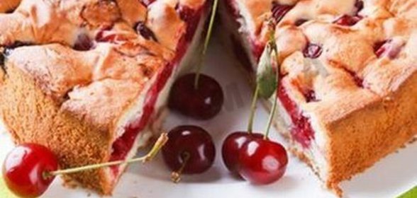 Шарлотка с вишней в мультиварке