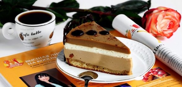 Кофейный торт со взбитыми сливками и миндально-грильяжным бисквитом