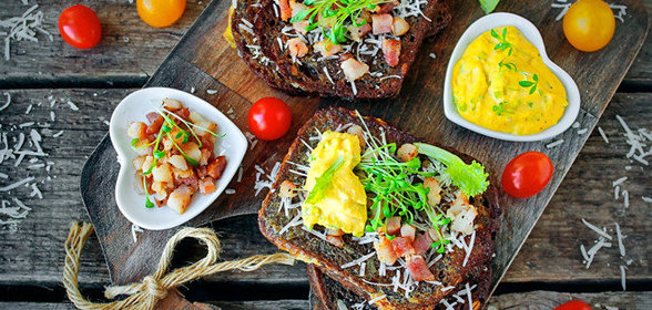 Крок-месье с жареным беконом и соусом тартар