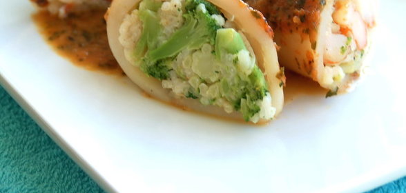 Кальмары с рисом, креветками и брокколи под базиликово-томатным соусом Дж.Оливера