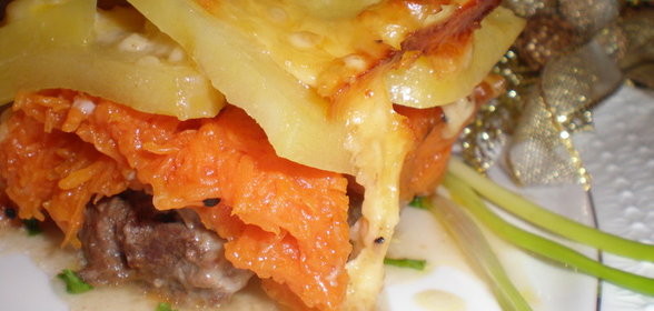 Свинина, запеченая с тыквой и картофелем под соусом бешамель