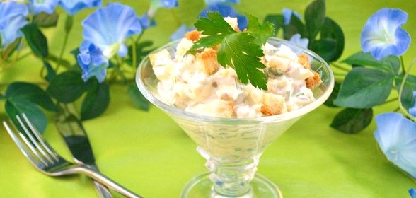Салат с сыром и сухариками