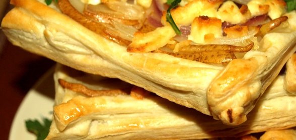 Слойки с грушей, ялтинским луком и адыгейским сыром