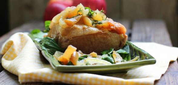 Свиная корейка с яблоками