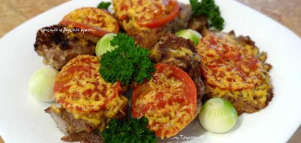 Свинина в панировке с розмарином, помидором и сыром