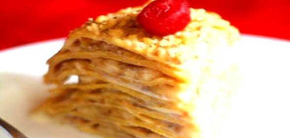 Блинный торт с грецкими орехами и бананами