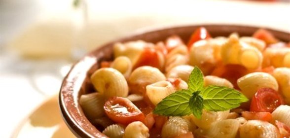 Салат-паста с ветчиной и овечьим сыром