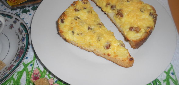 Гренки с творогом, изюмом и сыром