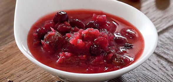 Соус из клюквы с яблоком и изюмом