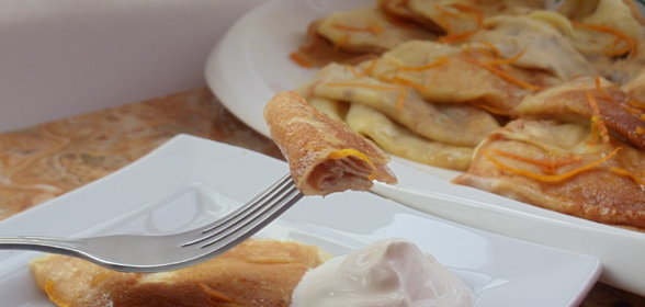 Кефирно-заварные блинчики с апельсиновым соусом