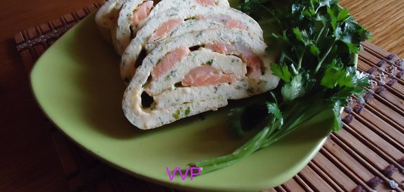 Рулет яично-сырный с семгой