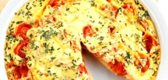 Омлет с сыром и помидорами на сковороде