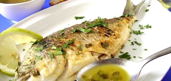 Жареный морской лещ с зеленью