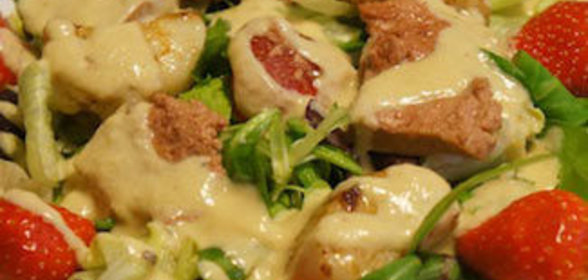 Cалат с муссом из утиной печени, морским гребешком и клубникой