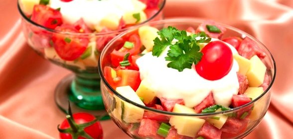 Салат с колбасой, сыром и помидорами