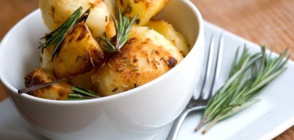 Золотистый молодой картофель с лимоном и розмарином