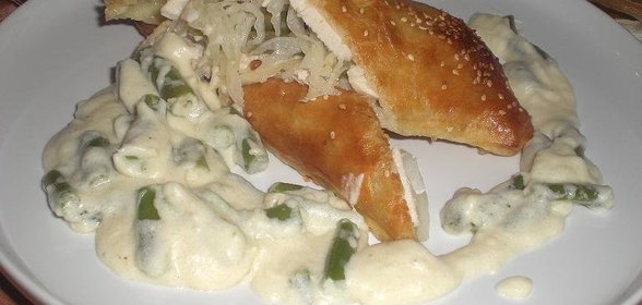 Удиви подругуслоённый пирог с начинкой и стручковой подливой