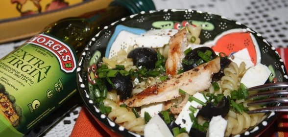 Салат из Fusilli Borges, куриной грудки-гриль, маслин и мягкого сыра