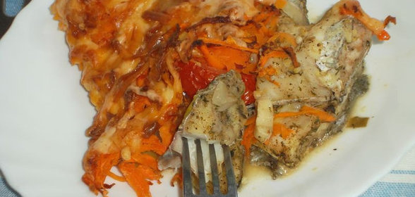 Минтай под сырно-овощной «шапкой»
