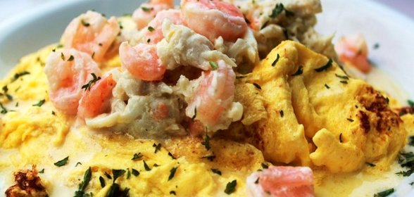 Омлет с креветками и авокадо