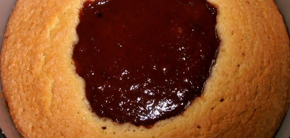 Песочный пирог с абрикосовым джемом и миндалем