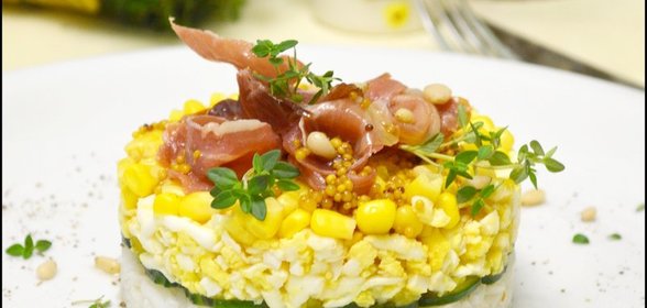 Салат с рисом, овощами и сыровяленым мясом