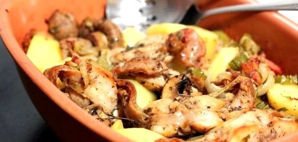 Кролик с грибами в горшочке