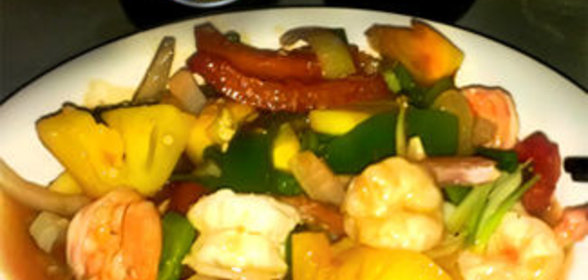 Креветки с ананасом и овощами гриль, приправленные подливкой в стиле гаспачо